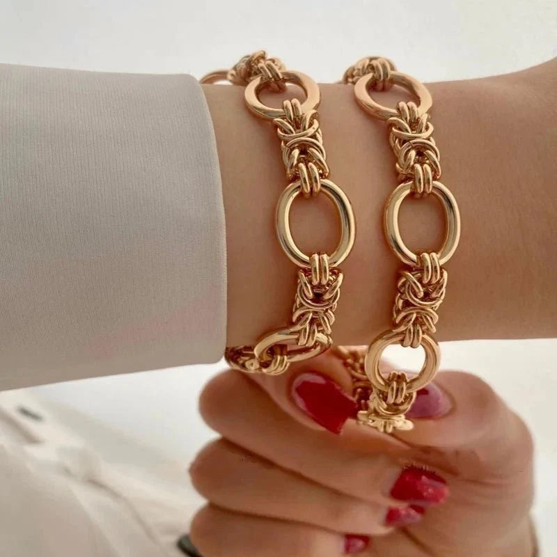 Pulsera llamativa de cadenas en contraste