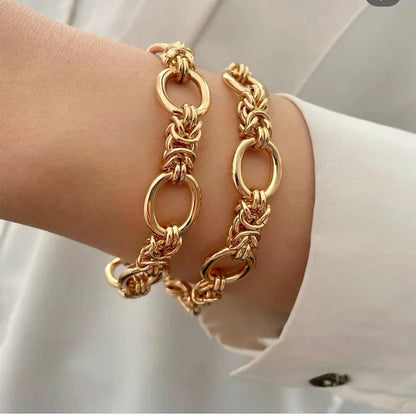 Pulsera llamativa de cadenas en contraste