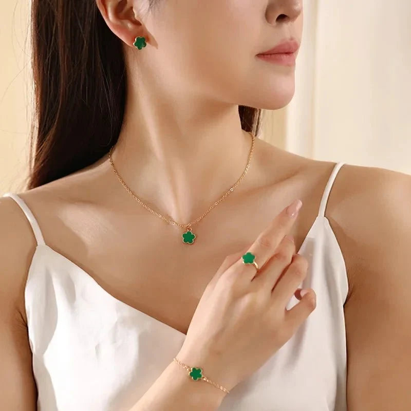 Set delicado de trébol floral de la suerte: collar, pulsera, aretes y anillos