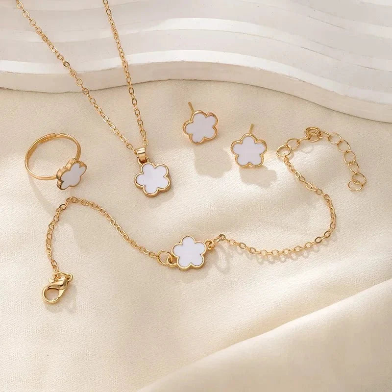 Set delicado de trébol floral de la suerte: collar, pulsera, aretes y anillos