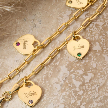 Pulsera delicada de eslabones clip con nombre, piedra de nacimiento y corazón
