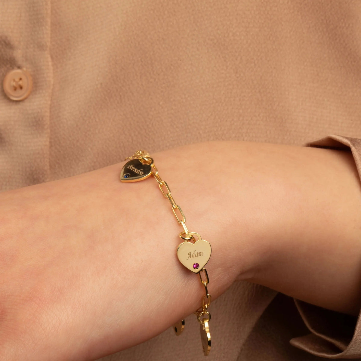 Pulsera delicada de eslabones clip con nombre, piedra de nacimiento y corazón
