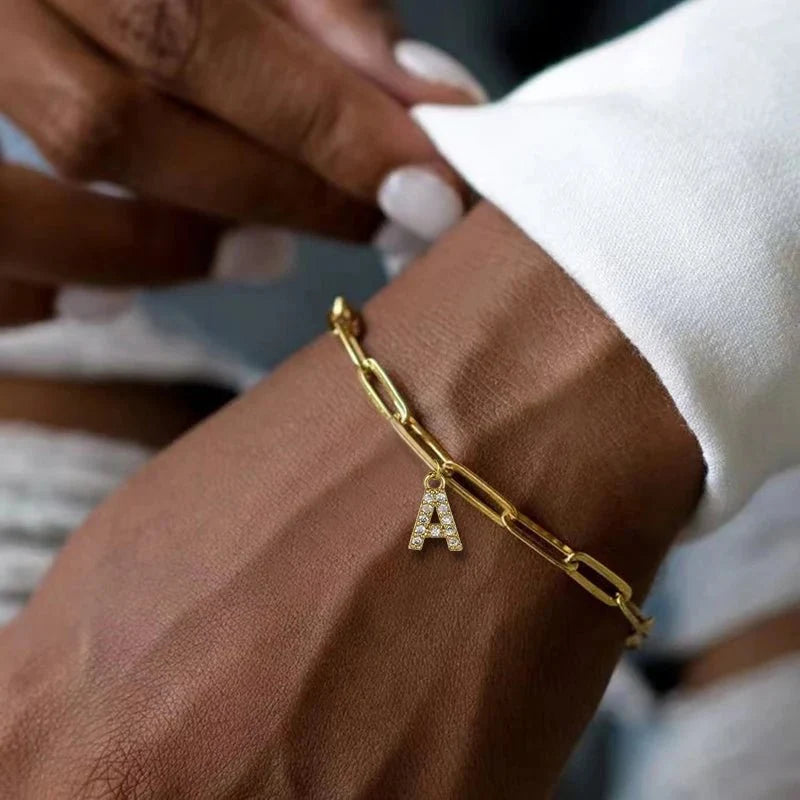 Pulsera delicada de eslabones clip con inicial