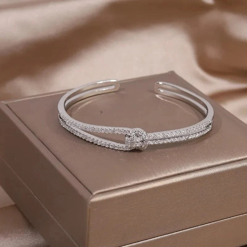 Brazalete abierto de nudo con diamantes