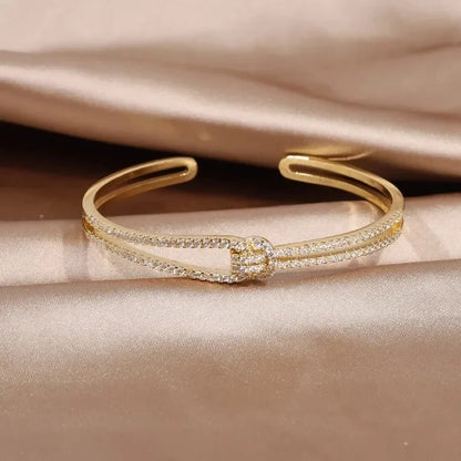 Brazalete abierto de nudo con diamantes