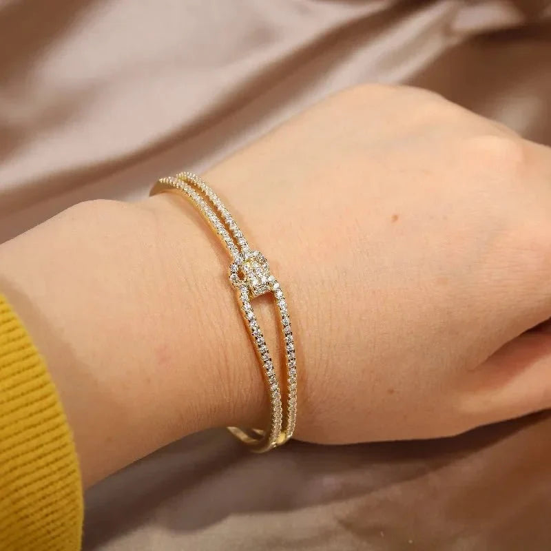 Brazalete abierto de nudo con diamantes