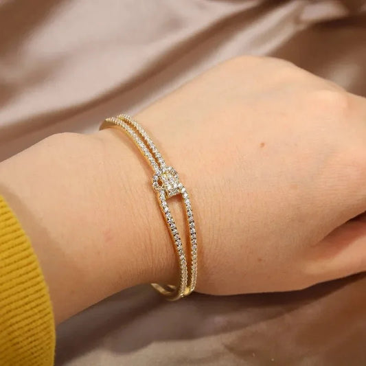 Brazalete abierto de nudo con diamantes