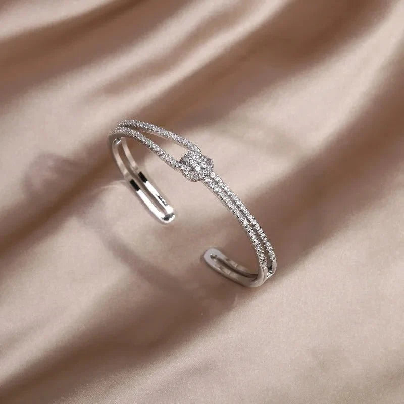 Brazalete abierto de nudo con diamantes