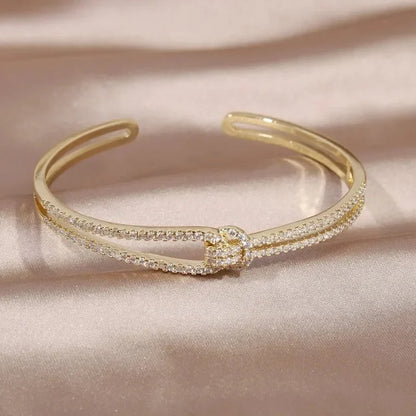 Brazalete abierto de nudo con diamantes