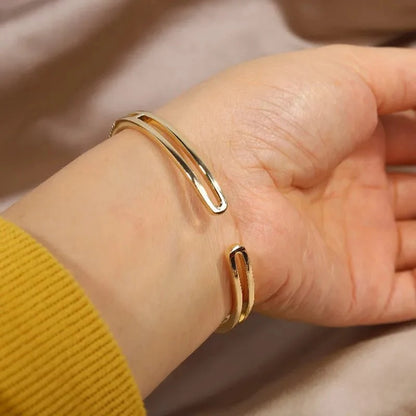 Brazalete abierto de nudo con diamantes