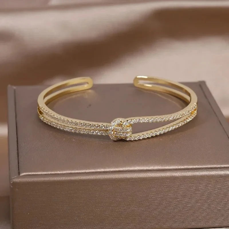 Brazalete abierto de nudo con diamantes