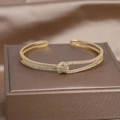 Brazalete abierto de nudo con diamantes