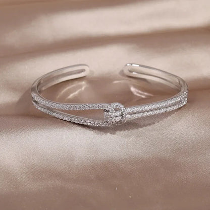 Brazalete abierto de nudo con diamantes