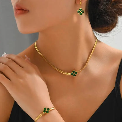 Set de trébol de cuatro hojas esmeralda: collar, pulsera y aretes