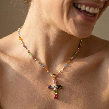 Collar Delicado de Cruz con Gemas de Colores