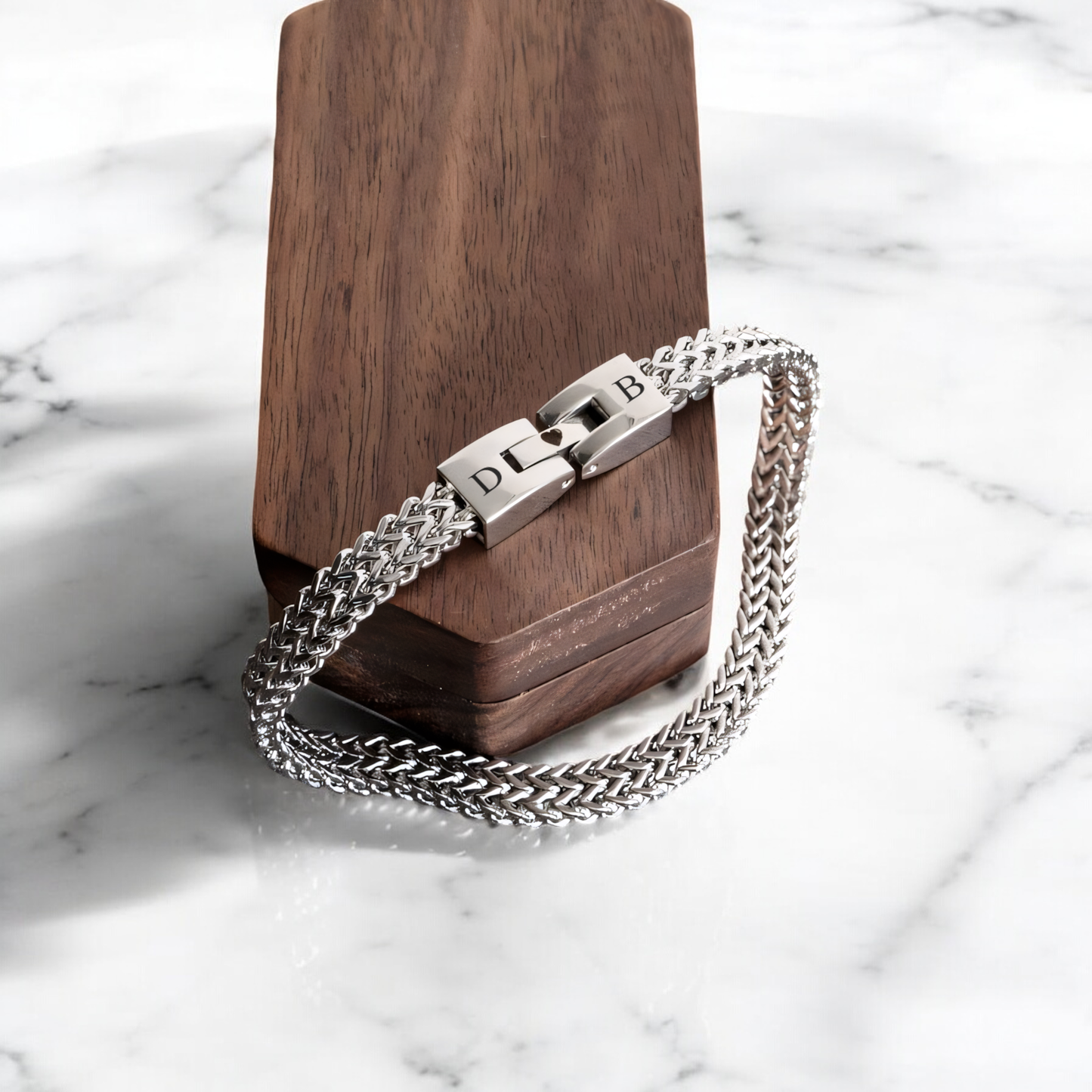 Pulsera elegante con inicial y cierre Amor