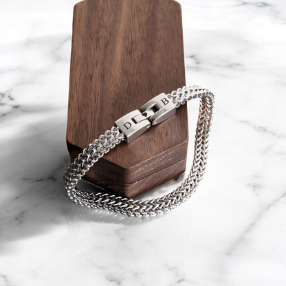 Pulsera elegante con inicial y cierre Amor