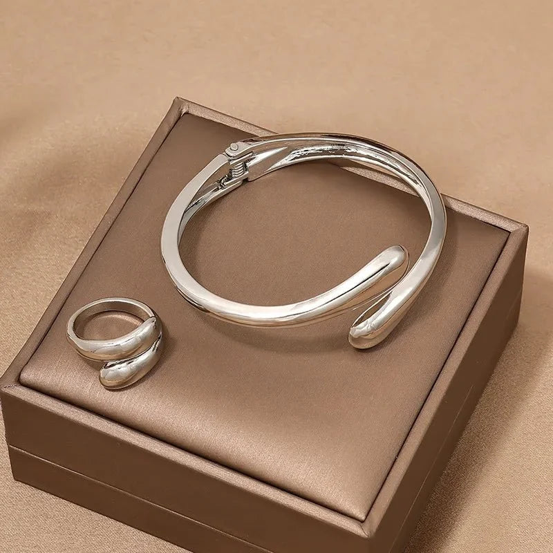 Set moderno envolvente: gargantilla, pulsera y anillo