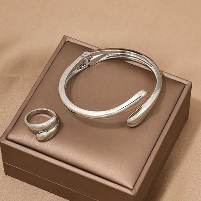 Set moderno envolvente: gargantilla, pulsera y anillo