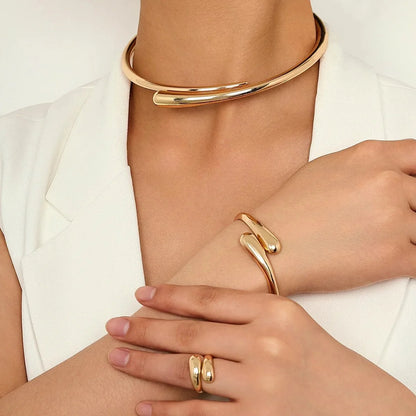 Set moderno envolvente: gargantilla, pulsera y anillo