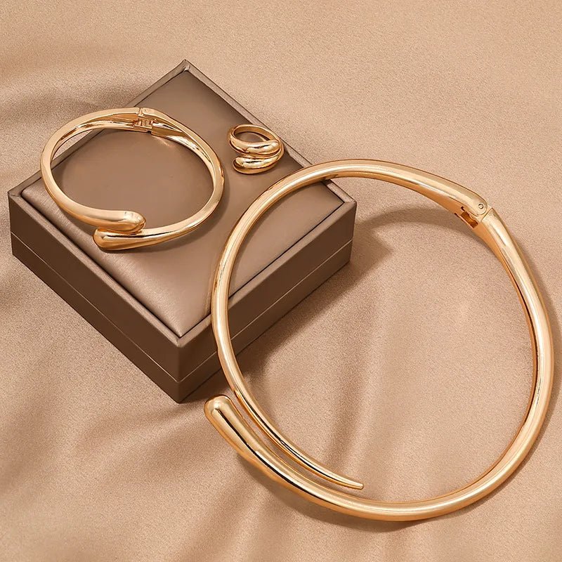 Set moderno envolvente: gargantilla, pulsera y anillo