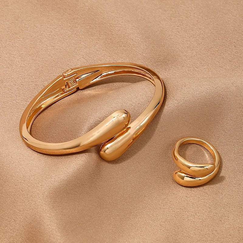 Set moderno envolvente: gargantilla, pulsera y anillo