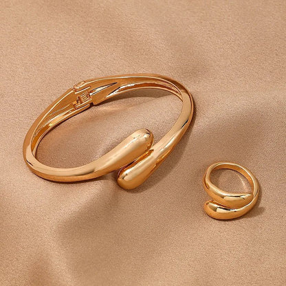 Set moderno envolvente: gargantilla, pulsera y anillo