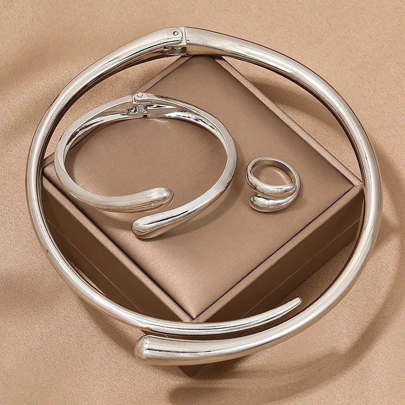 Set moderno envolvente: gargantilla, pulsera y anillo