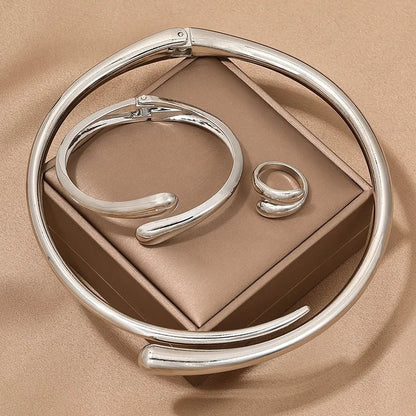 Set moderno envolvente: gargantilla, pulsera y anillo