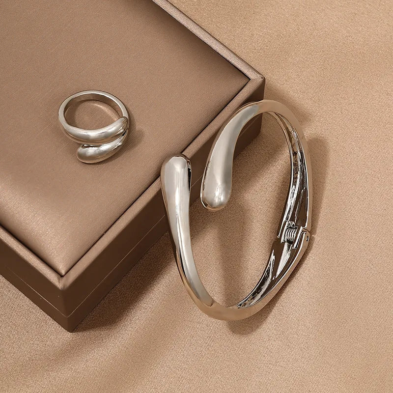 Set moderno envolvente: gargantilla, pulsera y anillo