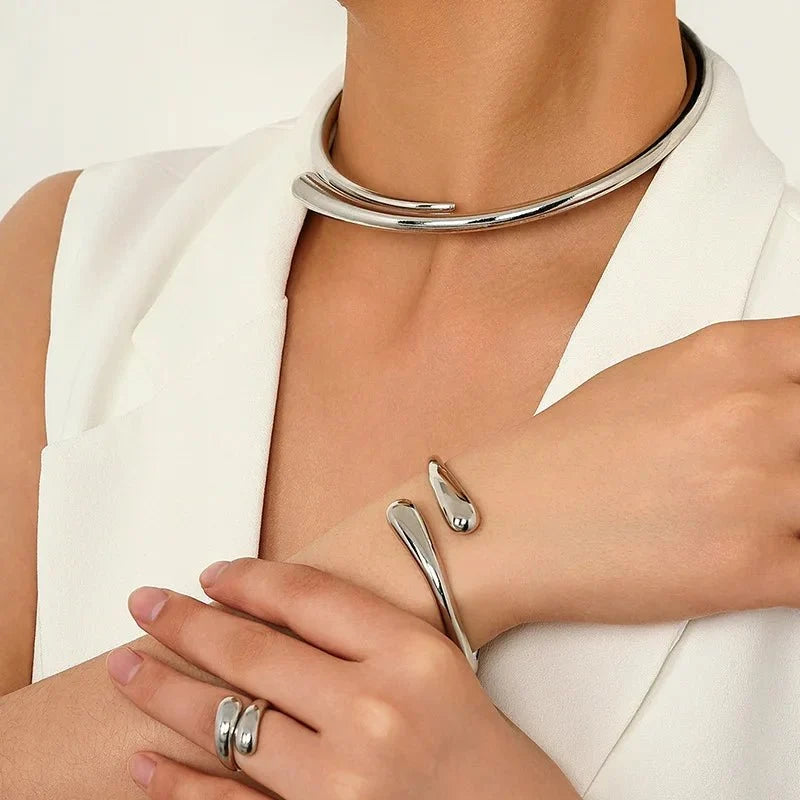 Set moderno envolvente: gargantilla, pulsera y anillo