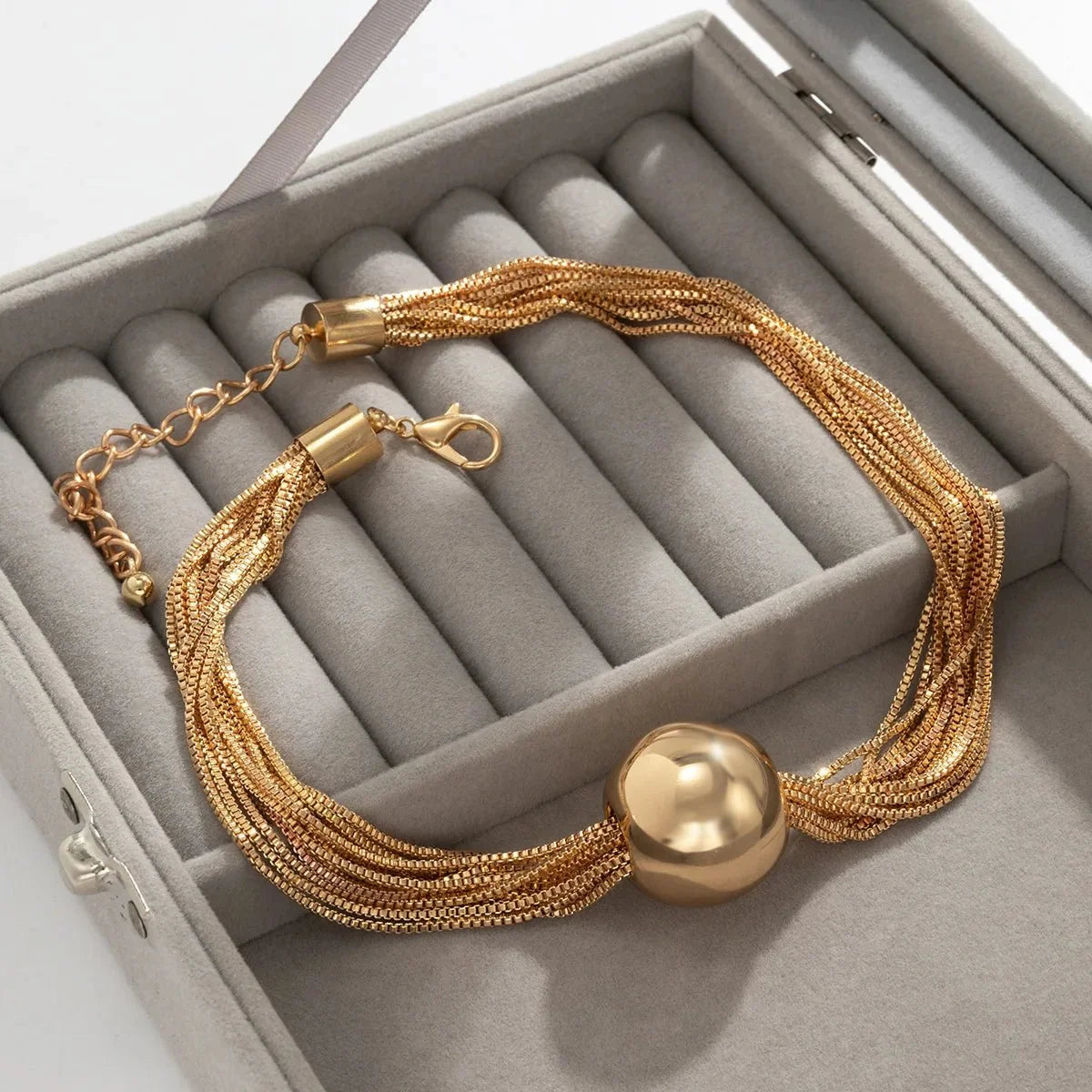 Set elegante de collar y pulsera multicadena con esferas