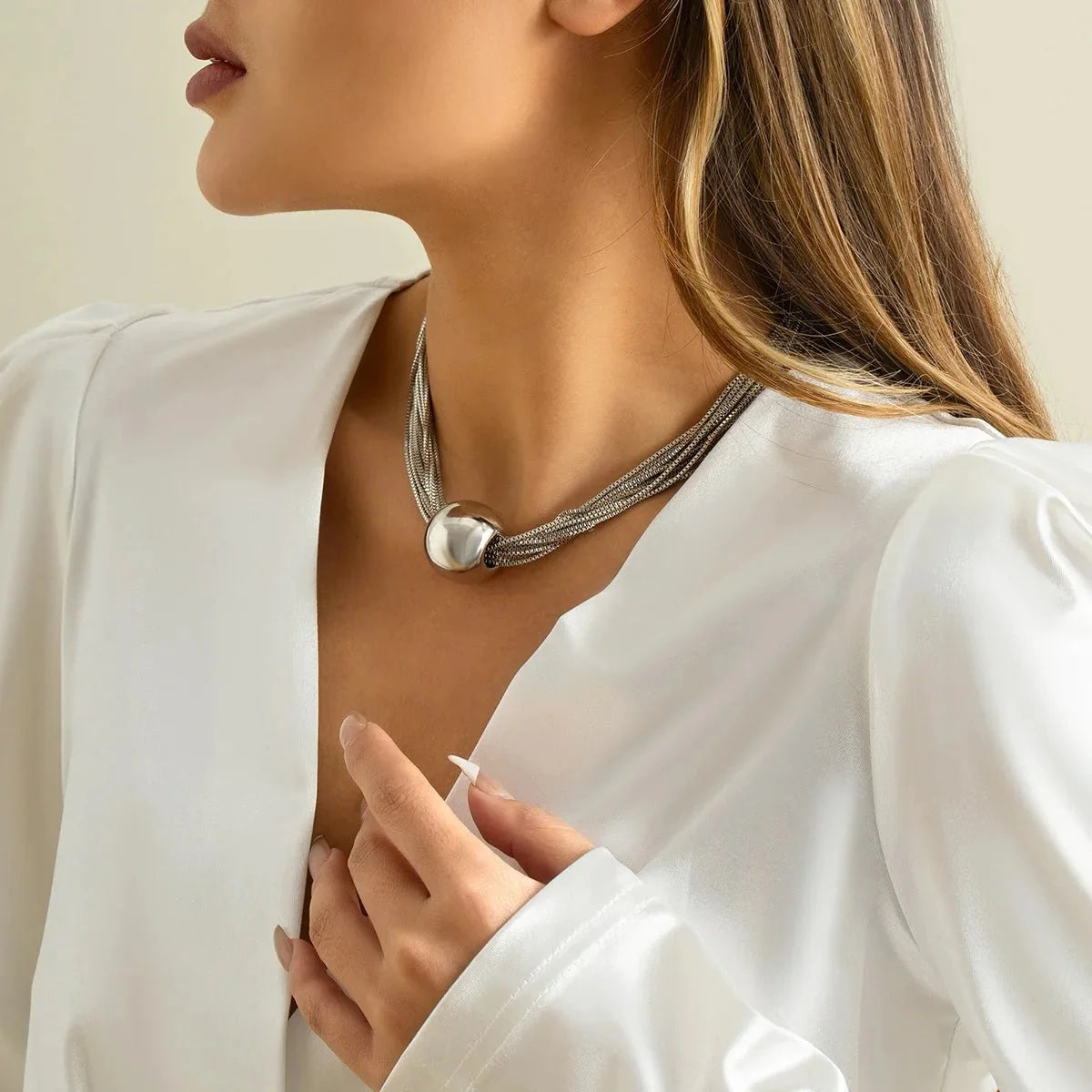 Set elegante de collar y pulsera multicadena con esferas