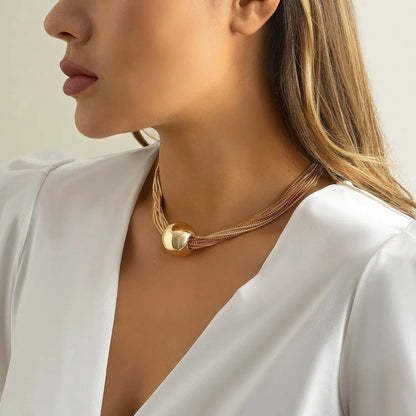 Set elegante de collar y pulsera multicadena con esferas