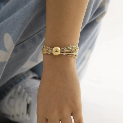 Set elegante de collar y pulsera multicadena con esferas
